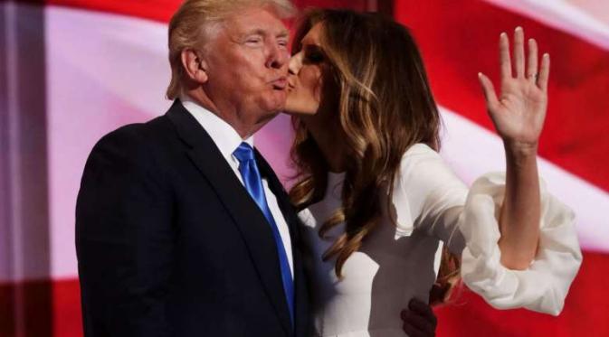 Donald Trump dan sang istri Melania di atas panggung Konvensi Partai Republik (Straits Times)