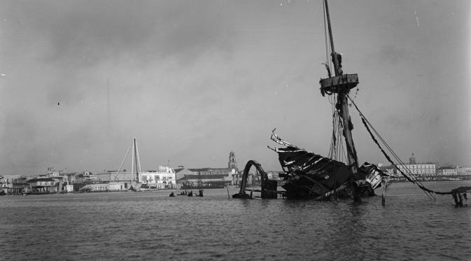 U.S.S. Maine yang rusak di mana ia tenggelam dan meledak secara misterius pada 15 Februari 1898, Havana, 1900. (Library of Congress)