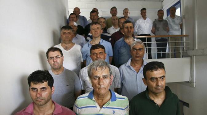 Ozturk (tengah depan) bersama dengan pria lainnya yang diduga terlibat dalam kudeta Turki (Anadolu)