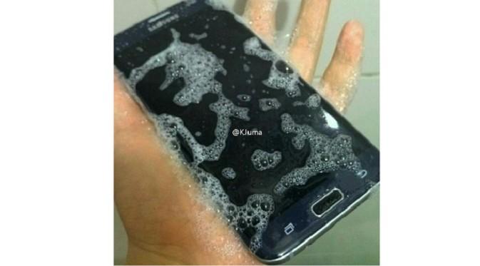 Bocoran Galaxy Note 7 sedang dicuci dengan busa sabun (Sumber: Phone Arena).