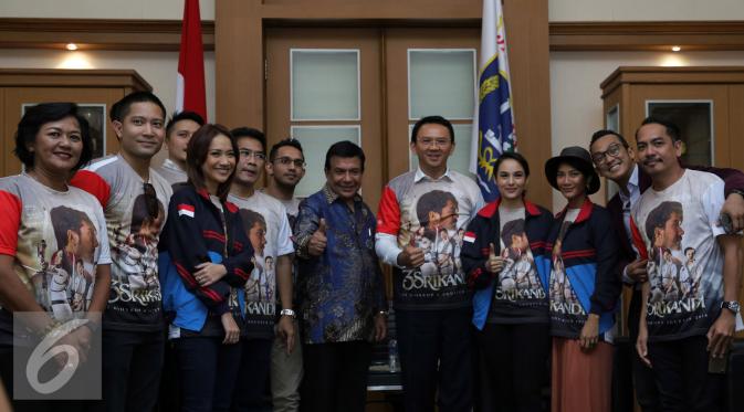 Gubernur DKI Jakarta, Basuki Tjahaja Purnama alias Ahok bersama para bintang dan pendukung film 3 Srikandi.. [Herman Zakharia/Liputan6.com]