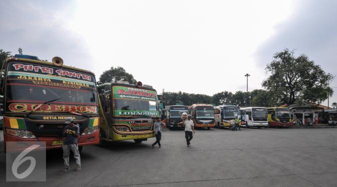 Sejumlah bus AKAP terparkir di Terminal Pulogadung, Jakarta, Selasa (19/7). Dinas Perhubungan dan Transportasi DKI, mengultimatum agar seluruh PO Bus AKAP di Terminal Pulogadung untuk pindah ke Terminal Pulogebang. (Liputan6.com/Yoppy Renato)