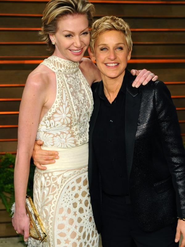 Ellen DeGeneres dan Portia de Rossi (via popsugar.com)