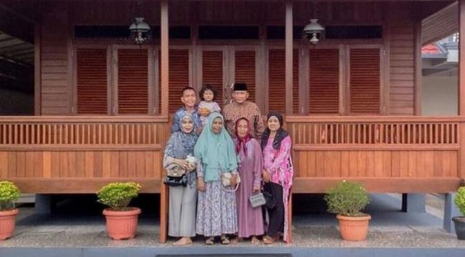 Sejumlah saudara mengunjungi vila baru Ayu Ting Ting (Instagram/@mom_ayting92)