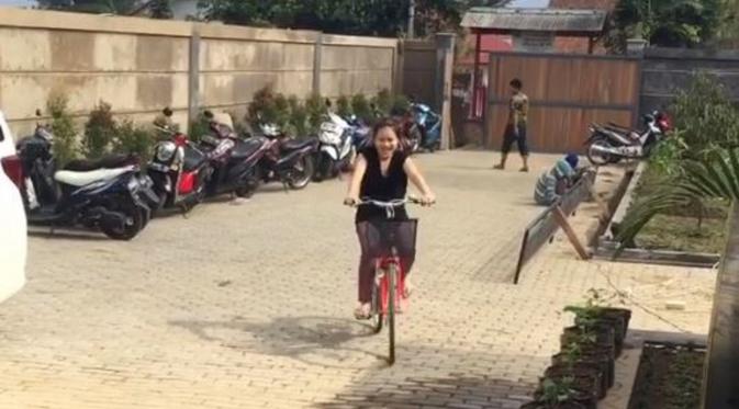 Ayu Ting Ting sedang bersepeda di vila barunya (Instagram/@mom_ayting92)