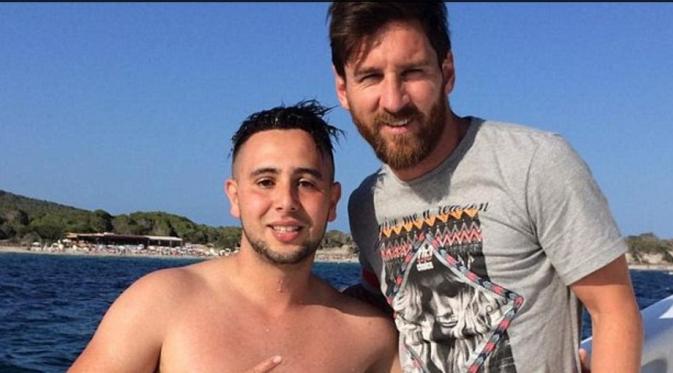 Suporter bernama Suli rela berenang sejauh 1 km demi menemui Lionel Messi. (AFP).