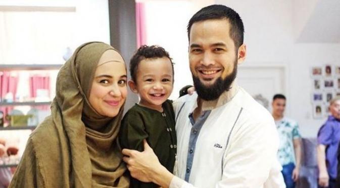 Shireen Sungkar bersama anak dan suaminya [foto: instagram/shireensungkar]
