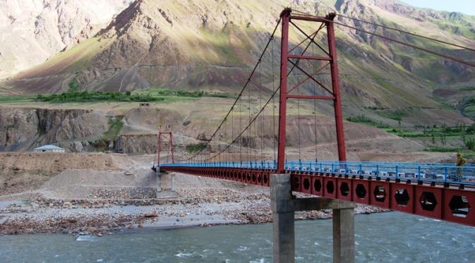 Jembatan membentang di atas Sungai Amu Darya yang jadi batas Afghanistan-Tajikistan. (patrip.org)