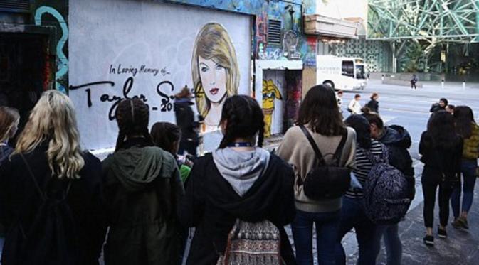 Mural Taylor Swift seolah sang artis telah meninggal dunia di sebuah jalanan di Australia, menjadi tontonan publik (Dailymail)