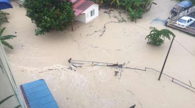 Banjir Setinggi Lutut Menggenangi Sebagian Wilayah Penang (Facebook/Hilmi Yahaya)