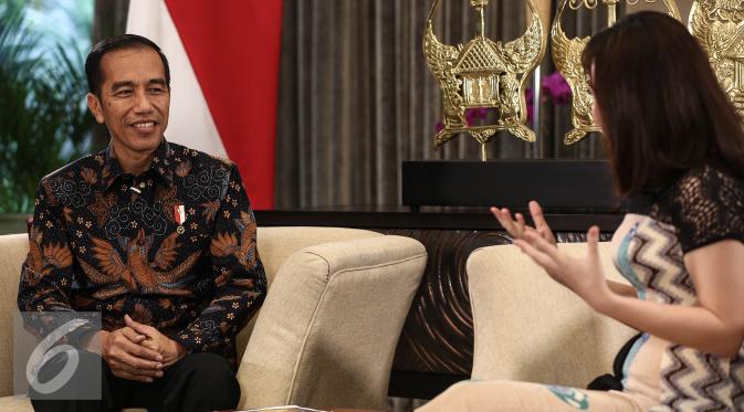 Presiden Joko Widodo saat wawancara khusus dengan SCTV di Long Room Istana, Jakarta, Rabu (20/7). Wawancara khusus tersebut terkait UU Tax Amnesty yang sedang digalakkan Pemerintah. (Liputan6.com/Faizal Fanani)