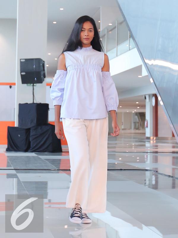 Model membawakan busanaTri Handoko dengan tema Austere dalam fashion show di Terminal 3 Ultimate Bandara Soekarno Hatta, Tangerang, Banten, Rabu (20/7). (Liputan6.com/Angga Yuniar)