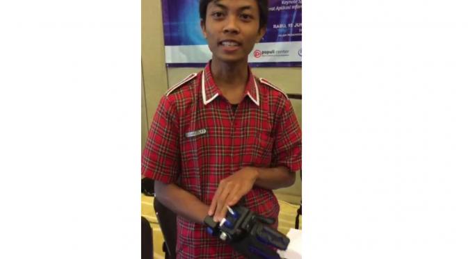 Made Karipura, remaja lulusan SMA Negeri 2 Batu, Malang kembangkangkan prototipe perangkat bisa membantu aktivitas tunanetra. (Foto: Intel)