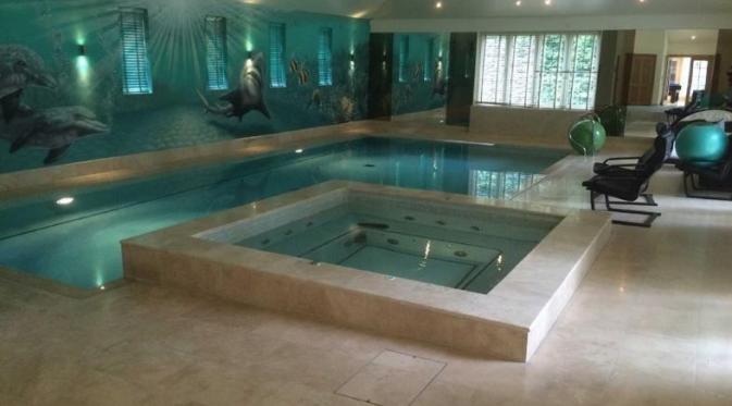 Rumah pemain Manchester United, Luke Shaw dilengkapi kolam renang dalam ruangan 