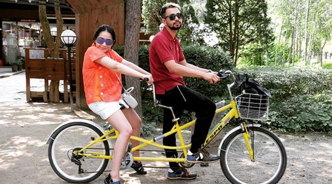 Raffi dan Gigi, keliling dengan mengendarai sepeda di pulau yang sangat dikenal indah dan romantis tersebut. Berada ditengah danau buatan seluas 6 km. (Instagram/raffinagita1717)