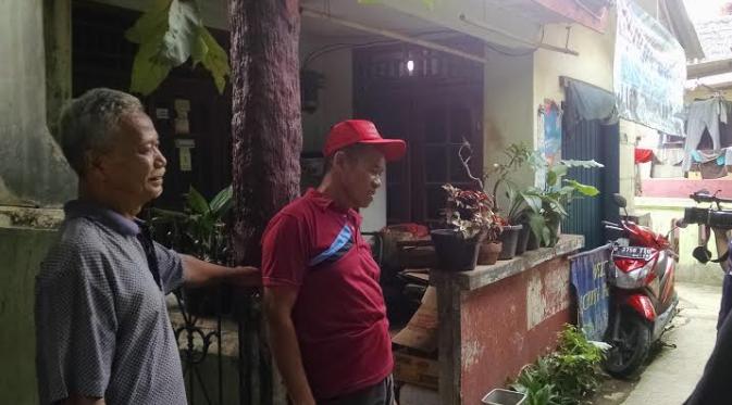 Ketua RT setempat Sarjoko saat berada di depan rumah Sugiyati. (Liputan6.com/Fernando Purba)