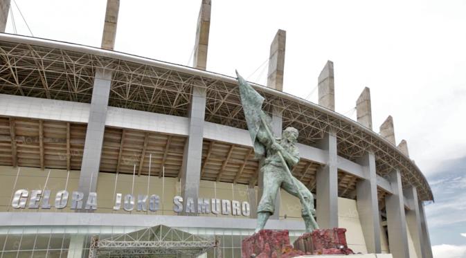 Stadion Gelora Joko Samudro, Gresik dalam proses menuju pembangunan tahap kedua. (Bola.com/Nicklas Hanoatubun)