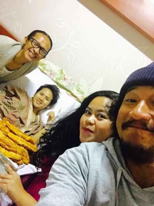 Isa Bajaj sedang menjenguk istri Aming yang sedang sakit (Instagram/@ev0124)