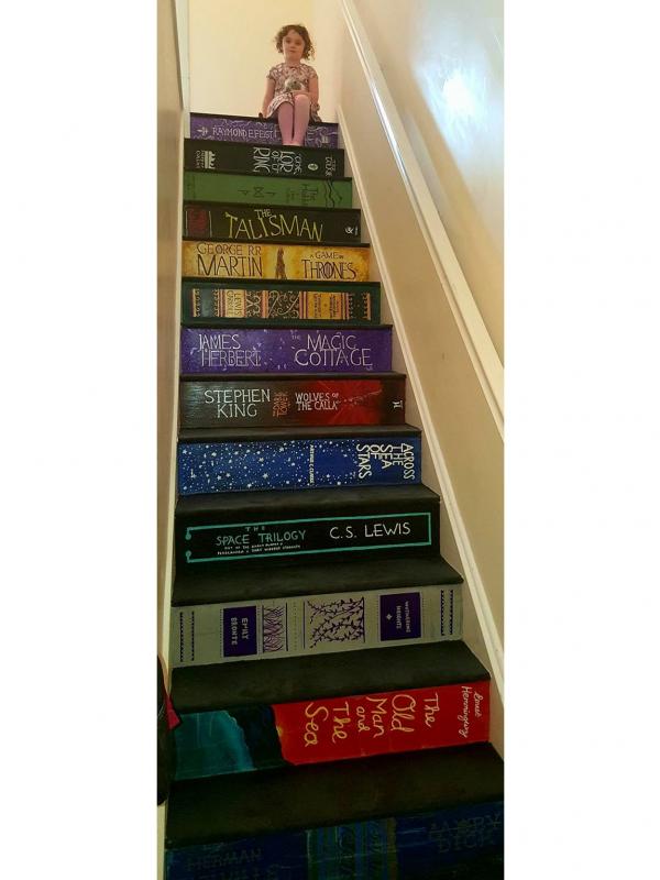 Anak tangga yang dihiasi berbagai cover buku favorit. (Via: boredpanda.com)