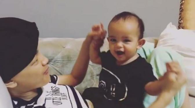 Keakraban Julia Perez dengan sang keponakan Baby King. (Source: Instagram)