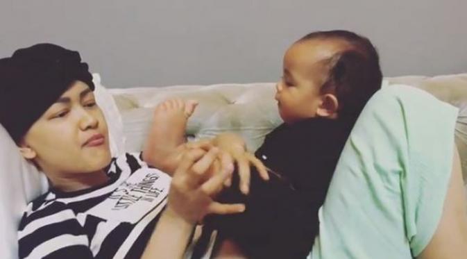 Keakraban Julia Perez dengan sang keponakan Baby King. (Source: Instagram)
