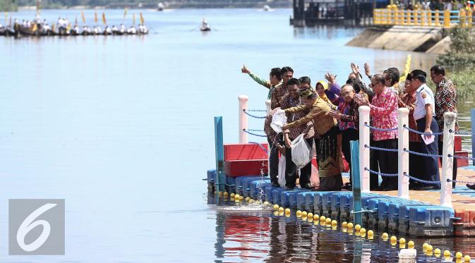 Wakil Presiden Jusuf Kalla melepas benih ikan patin di Sungai Siak, Riau, (Jumat (22/7). Sebanyak 100.000 ekor Ikan Patin dilepas pada puncak Hari Lingkungan Hidup Sedunia Tingkat Nasional 2016. (Liputan6.com/Faizal Fanani)