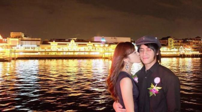 Kevin Aprilio dan Vicy Melanie liburan ke Bangkok, Thailand [foto: instagram/vicymelanie]