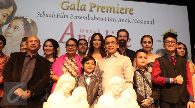 Bupati Banyuwangi Abdullah Azwar Anas bersama Menteri PPPA Yohana Yembise serta para pemain berfoto bersama pada Gala Premier Film Untuk Angeline di Jakarta, Kamis (21/7). (Liputan6.com/Herman Zakharia)