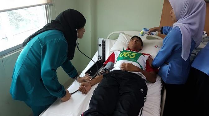 Salah seorang peserta seleksi Paskibraka 2016 tampak tenang saat melakukan pengecekkan tekanan darah dan suhu tubuh di Rumah Sakit Olahraga Nasional, Cibubur, Jakarta Timur, Jumat (22/7/2016)