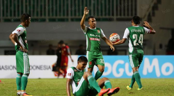 Para pemain PS TNI merayakan kemenangan atas Barito Putra 2-1 pada laga Torabika SC 2016 di Stadion Pakansari, Bogor, Jumat (22/7/2016). (Bola.com/Nicklas Hanoatubun)