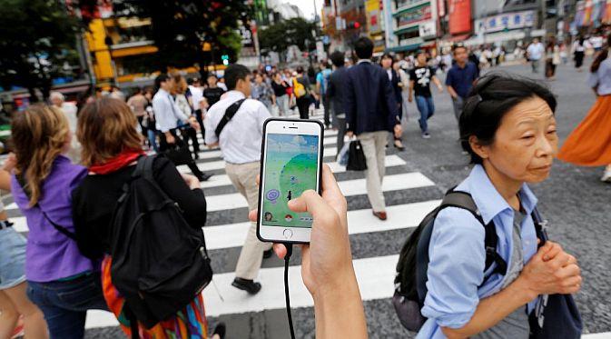 Jalan-jalan di Jepang diramaikan para pemain Pokemon Go (Foto: Business Insider)