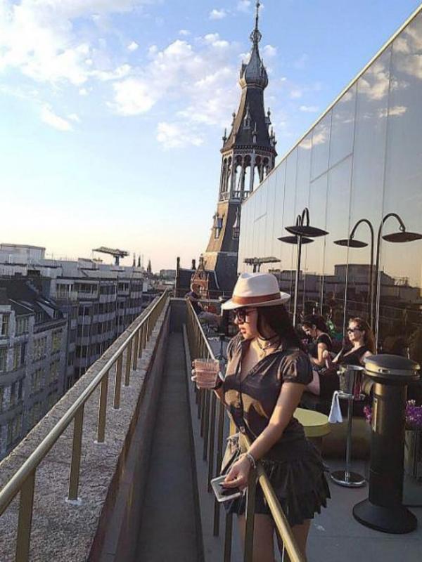 Dari London Syahrini melanjutkan perjalanan ke Amsterdam, Belanda. (Instagram @princessyahrini)