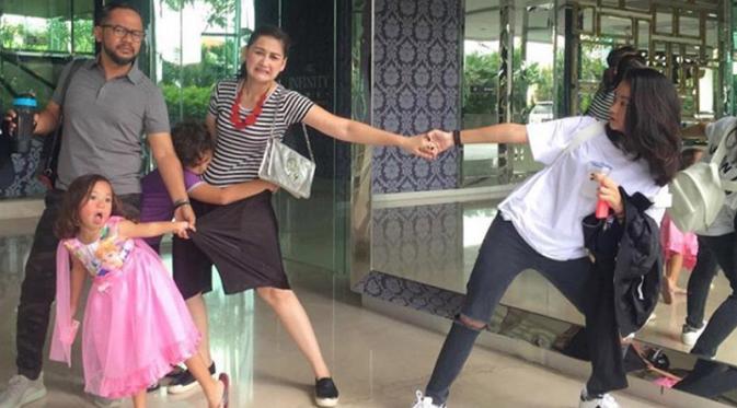 Mona Ratuliu bersama suami, Indra Brasco dan tiga orang anaknya. [Instagram]