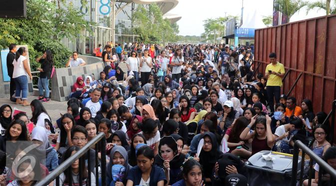 Para penonton konser Selena Gomez tengah mengantre di depan pintu masuk di ICE BSD City, Tangerang. [Foto: Herman Zakharia/Liputan6.com]