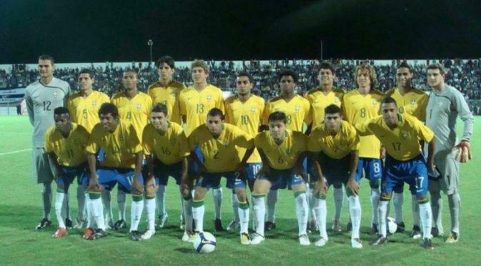 Junior Azevedo (jongkok paling kanan) saat berkostum Timnas U-20 Brasil. (Dok.pribadi)