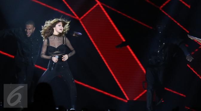 Penyanyi Selena Gomez tengah beraksi di hadapan ribuan Selenator dalam konser Revival Tour di Indonesia Convention Exhibition (ICE) BSD City, Tangerang, Sabtu (23/7). (Liputan6.com/Herman Zakharia)