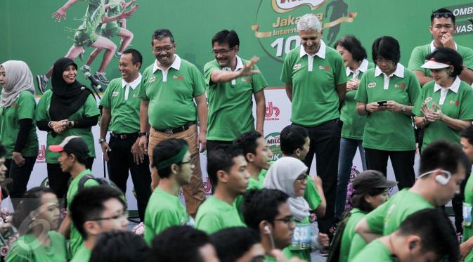 Wakil Gubernur DKI, Djarot Saiful Hidayat menyemangati para peserta lomba lari 'Milo Jakarta International 10K' di kawasan Kuningan, Jakarta, Minggu (24/7). Lomba lari itu diikuti 15 ribu peserta dari dalam maupun luar negeri. (Liputan6.com/Yoppy Renato)