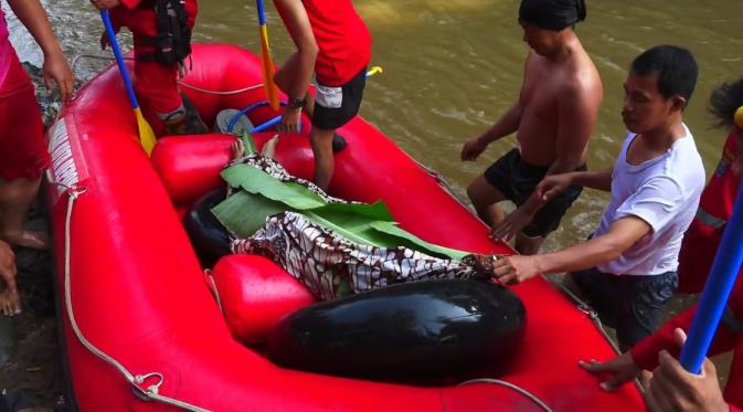 Mayat perempuan yang ditemukan di Kali Ciliwung dievakuasi, Minggu (24/7/2016). (Liputan6.com/Ady Anugrahadi)