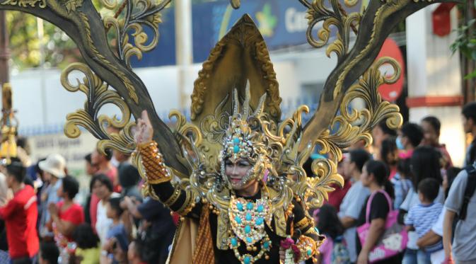 Peserta Solo Batik Carnival 2016 beraksi di jalan protokol Slamet Riyadi (Reza Kuncoro/Liputan6.com)