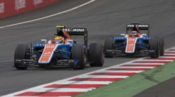 Rio Haryanto dan Pascal Wehrlein, pebalap tim Manor Racing yang memetik hasil kurang bagus di F1 GP Hungaria 2016. (EPA/Valdrin Xhemaj)