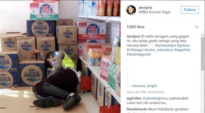 Foto polwan yang terlihat tengah beristirahat ditumpukan kardus sebuah minimarket mengundang simpati netizen. (Foto: Instagram)