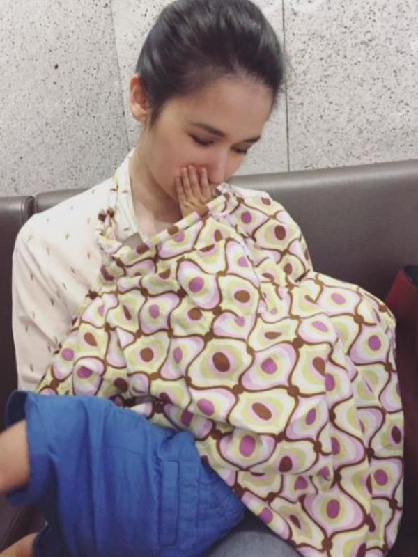 Laura Basuk saat menyusui anak. (Instagram - @laurabas)
