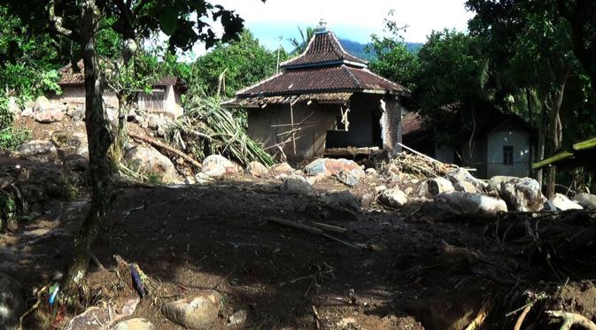 Longsor dan banjir bandang menerjang empat desa di Kecamatan Mancak, Kabupaten Serang, Banten, Senin (25/7/2016). (Liputan6.com/Yandhi Deslatama)