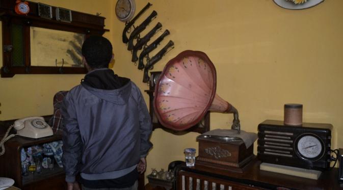 Muhammad Cholil, kolektor gramofon kuno dan radio antik asal Malang, Jawa Timur. (Liputan6.com/Zainul Arifin)