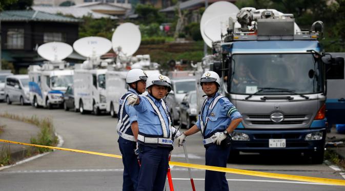 Petugas kepolisian memblokade lokasi serangan penusukan sarana difabel Tsuki Yamayuri-en di Sagamihara, barat Tokyo, Selasa (26/7). 19 orang tewas dalam serangan yang dilakukan seorang pria dengan menggunakan pisau. (REUTERS/Issei Kato)