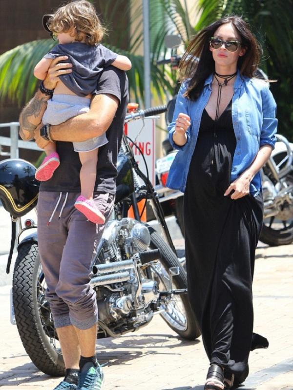 Megan Fox dan Brian Austin Green di Malibu. (via. Dailymail)