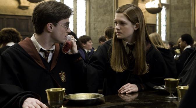 Baru-baru ini, Daniel Radcliffe, si pemeran Harry Potter, bertemu kembali dengan aktris yang memerankan kekasihnya, Ginny Weasley. 