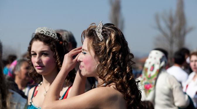 Para gadis remaja Kalaidzhi hadir dalam jual beli pengantin (jodihilton.photoshelter.com)