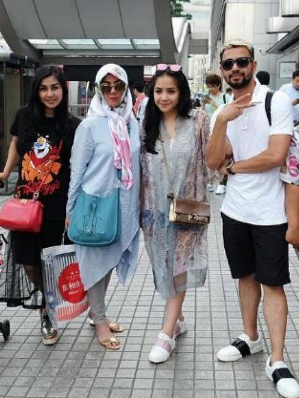 Raffi Ahmad dan Nagita Slavina mengajak ibundanya Amy Qanita dan anggota keluarga besarnya berlibur di Korea Selatan. (Instagram @raffinagita1717)