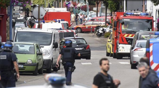 Polisi masih berjaga-jaga di sekitar gereja lokasi penyanderaan di paris(Reuters)